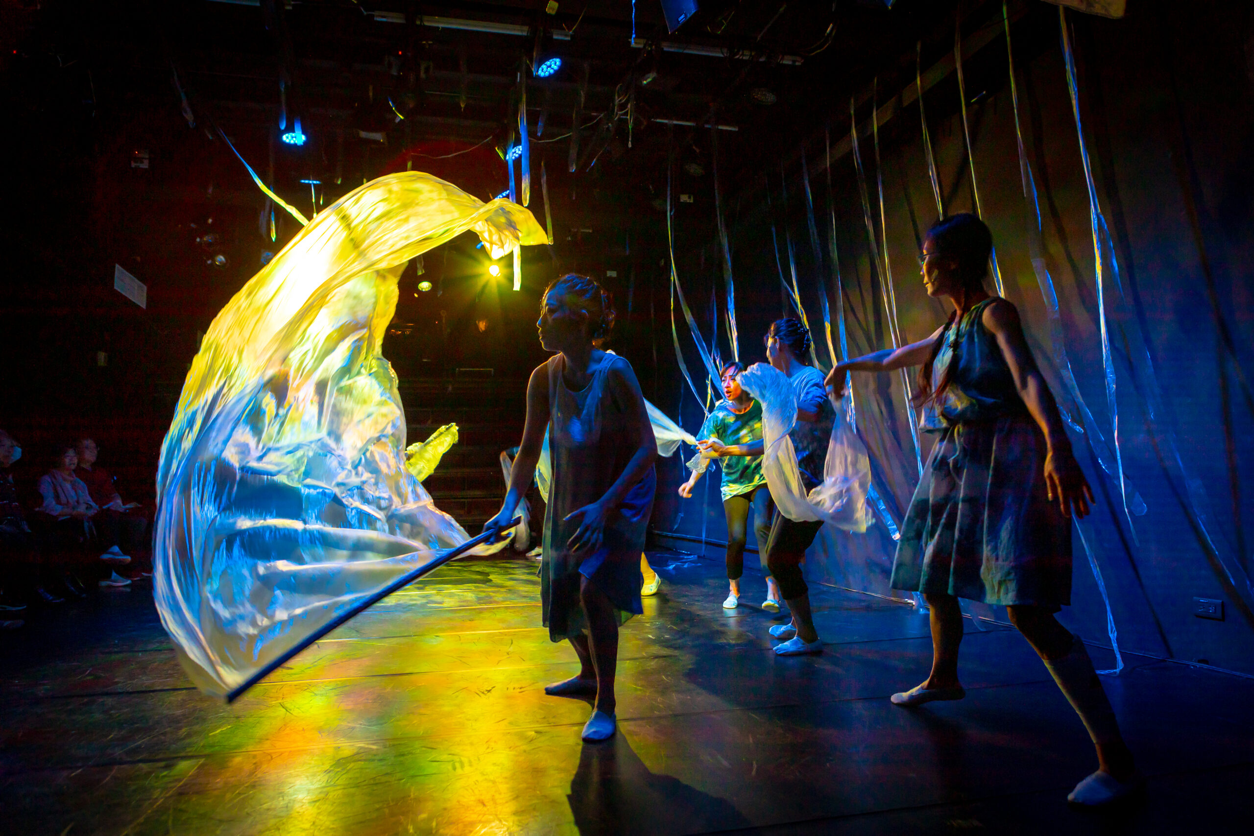 張嘉容編導。觀眾感言：絕美的燈光與佈景交織出詩意的氛圍，帶領觀眾思考如何以愛與尊重面對生老病死